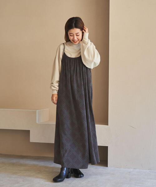 coen（コーエン）の「サテンギャザーキャミワンピース（ワンピース・レディース・ダークグレー/ベージュ/ブラック・FREE）」の4枚目の写真