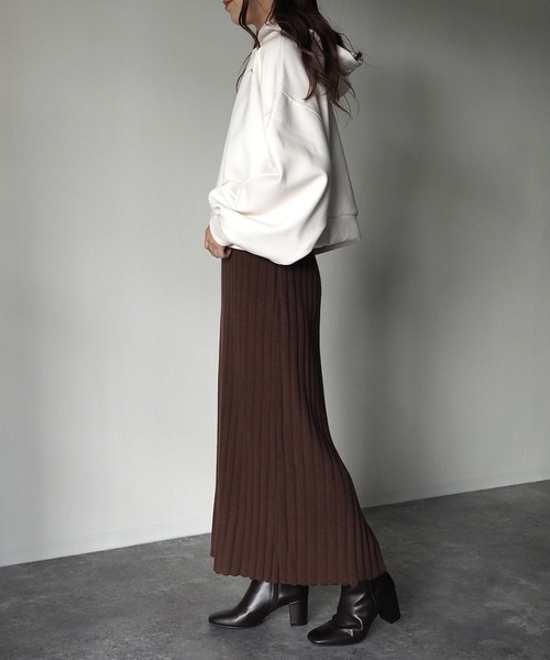 Riberry(リベリー)の「ワイドリブニットスカート(スカート・レディース・ブラウン/アイボリー/グレイッシュベージュ・MEDIUM)」の4枚目の写真