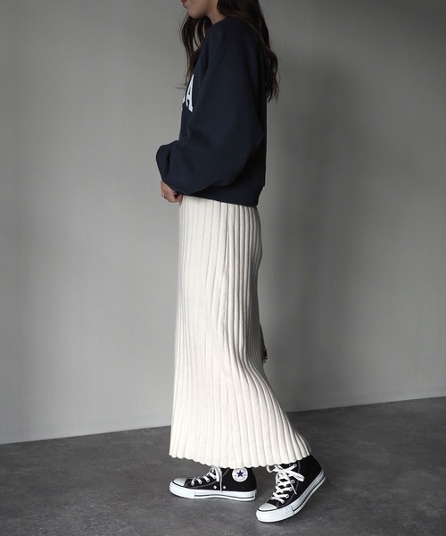 Riberry(リベリー)の「ワイドリブニットスカート(スカート・レディース・ブラウン/アイボリー/グレイッシュベージュ・MEDIUM)」の10枚目の写真