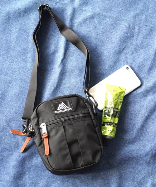 GREGORY（グレゴリー）の「【GREGORY】グレゴリー　CLASSIC BAGS QUICK POCKET M　ショルダーバック（ショルダーバッグ・メンズ・ブラック/サンドベージュ/ブラック系1/カモフラージュ/ベージュ/ブラック系2・FREE）」の2枚目の写真