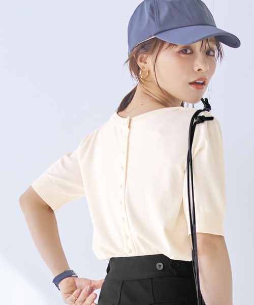 KOBE LETTUCE（コウベレタス）の「前後で着られるパールボタンニットカーディガン（カーディガン/ボレロ・レディース・レッド/ベージュ/ブラック/ホワイト系/ブラック系/ネイビー系・M/S）」の2枚目の写真