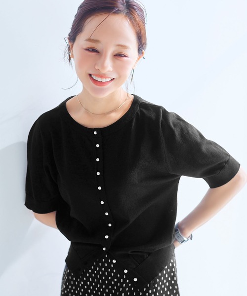 KOBE LETTUCE（コウベレタス）の「前後で着られるパールボタンニットカーディガン（カーディガン/ボレロ・レディース・レッド/ベージュ/ブラック/ホワイト系/ブラック系/ネイビー系・M/S）」の4枚目の写真