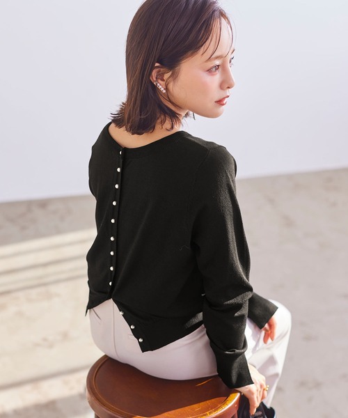 KOBE LETTUCE（コウベレタス）の「前後で着られるパールボタンニットカーディガン（カーディガン/ボレロ・レディース・レッド/ベージュ/ブラック/ホワイト系/ブラック系/ネイビー系・M/S）」の3枚目の写真