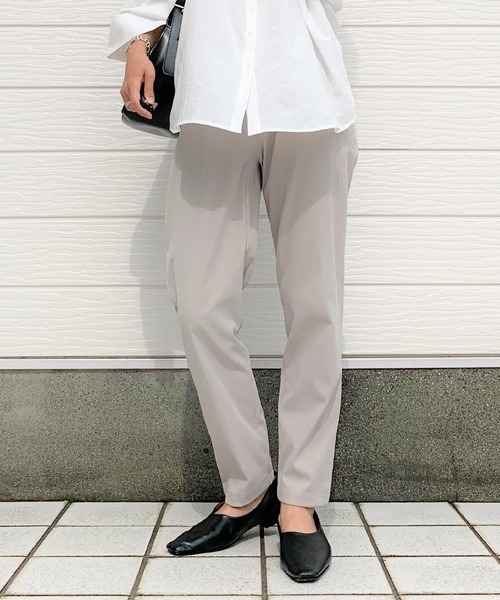 Q（キュー）の「コットンツイルイージーパンツ（その他パンツ・レディース・ブラック/オリーブ/アイボリー・MEDIUM）」の2枚目の写真