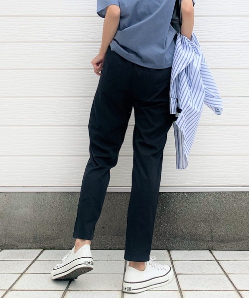 Q（キュー）の「コットンツイルイージーパンツ（その他パンツ・レディース・ブラック/オリーブ/アイボリー・MEDIUM）」の6枚目の写真