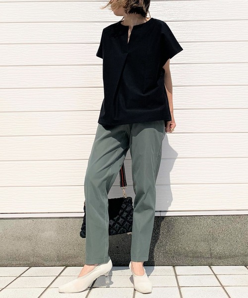 Q（キュー）の「コットンツイルイージーパンツ（その他パンツ・レディース・ブラック/オリーブ/アイボリー・MEDIUM）」の12枚目の写真