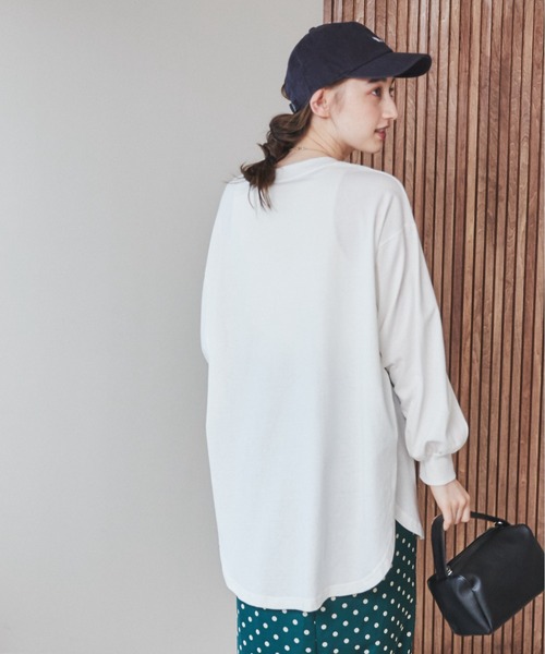 ANGIE(アンジー)の「オーバーサイズラウンドヘム サイドスリットロンT(Tシャツ/カットソー・レディース・ブラック/オフホワイト/オートミール・FREE)」の5枚目の写真