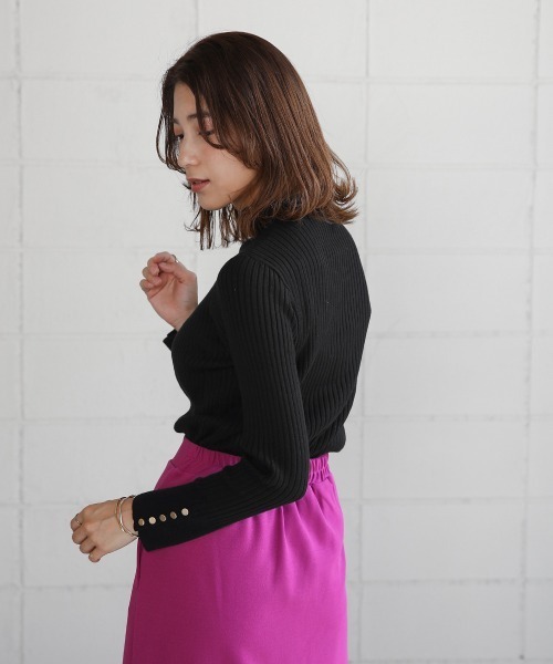 Bou Jeloud(ブージュルード)の「ヒートハイネック袖釦トップス(ニット/セーター・レディース・ブラック/マスタード/モカ/ブルーグリーン/A/オフホワイト/ブルー/レッド/ピンクベージュ・FREE)」の3枚目の写真