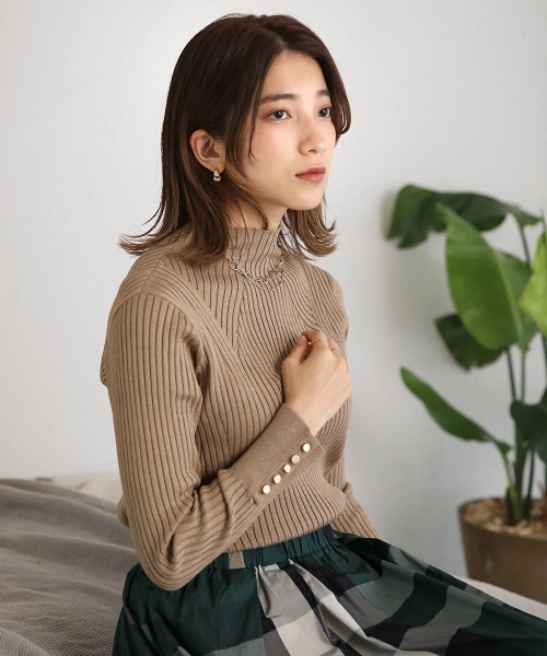 Bou Jeloud(ブージュルード)の「ヒートハイネック袖釦トップス(ニット/セーター・レディース・ブラック/マスタード/モカ/ブルーグリーン/A/オフホワイト/ブルー/レッド/ピンクベージュ・FREE)」の4枚目の写真