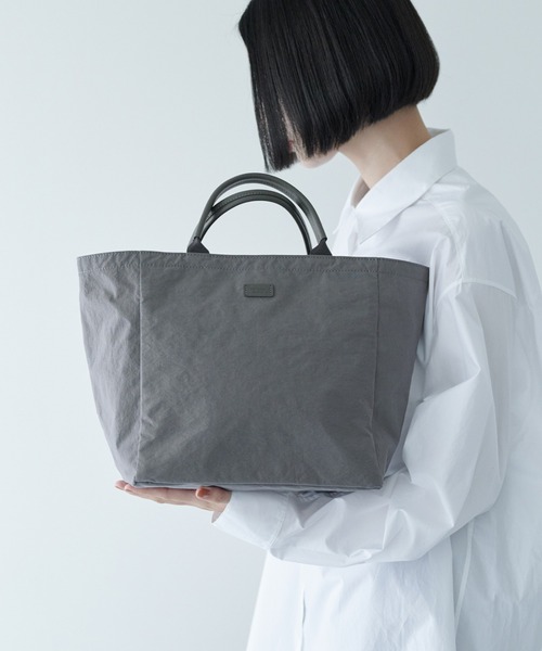 STANDARD SUPPLY（スタンダードサプライ）の「【ECモール限定】スタンダードサプライ / SHRINK NYLON シュリンクナイロン / B TOTE S ビートートエス（トートバッグ・レディース・ブラック/ホワイト/グレー・FREE）」の2枚目の写真