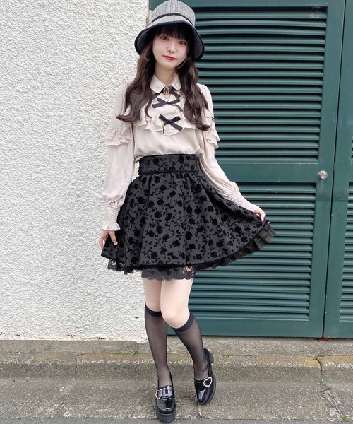 ROJITA(ロジータ)の「花柄フロッキープリントBIGリボンスカート(スカート・レディース・マルチ/アイボリー/ブラック・FREE)」の2枚目の写真