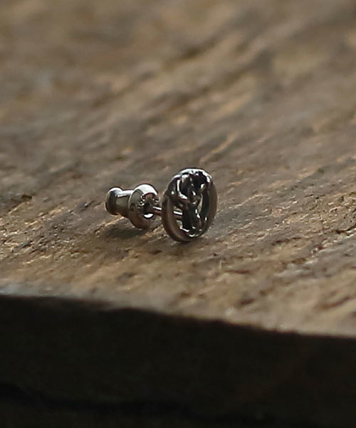 amp japan(アンプジャパン)の「Peace Pierce-SILVER- ピース ピアス シルバー(ピアス(片耳用)・メンズ・シルバー・FREE)」の3枚目の写真