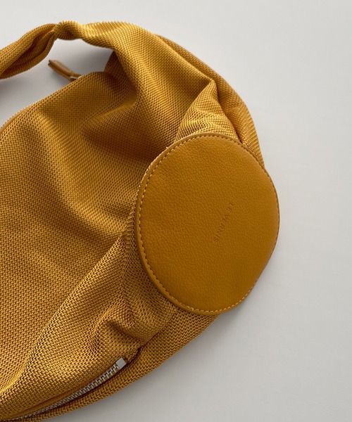 CANAL JEAN（キャナルジーン）の「LE VERNIS(ル・ベルニ) メッシュラップバッグ（ハンドバッグ・レディース・イエロー/ブラック・ONE SIZE）」の10枚目の写真