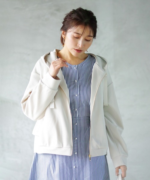 Emilyan（エミリアン）の「【手洗いできる♪】バックフリルティアードデザイン・ダンボールニットパーカー（パーカー・レディース・チャコールグレー/ブラック/アイボリー・M）」の14枚目の写真