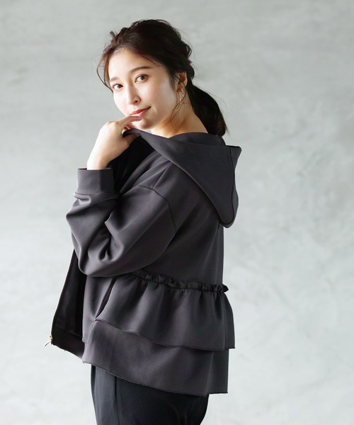 Emilyan（エミリアン）の「【手洗いできる♪】バックフリルティアードデザイン・ダンボールニットパーカー（パーカー・レディース・チャコールグレー/ブラック/アイボリー・M）」の20枚目の写真