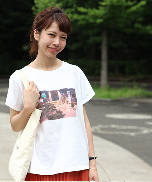 Kastane（カスタネ）の「【Kastane×バケモノの子】人間界プリントTシャツ（Tシャツ/カットソー・レディース・ホワイト・FREE）」の4枚目の写真