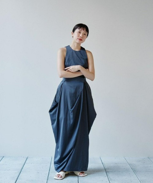TODAYFUL(トゥデイフル)の「Satin Drape Skirt(スカート・レディース・アイボリー/インディゴブルー・36inch/38inch)」の13枚目の写真