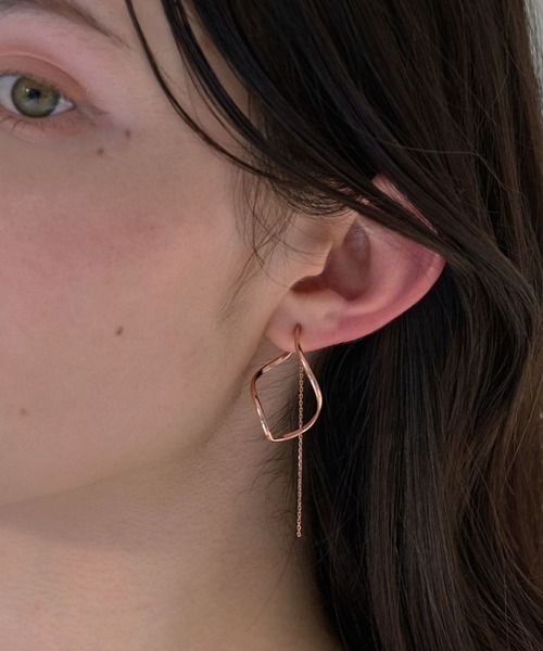 Phoebe（フィービィー）の「2wayグレースツイストラインイヤリング（イヤリング・レディース・イエローゴールド/シルバー/ピンクゴールド・FREE）」の3枚目の写真
