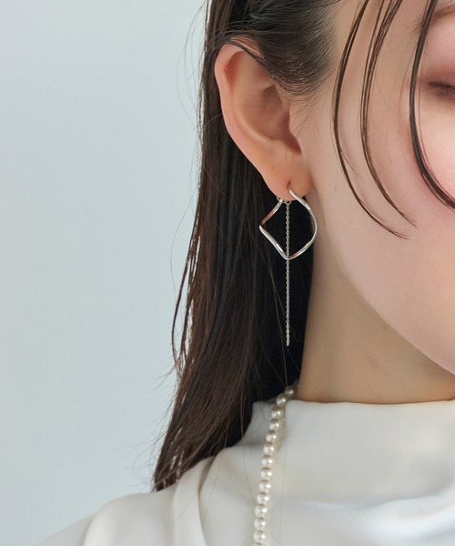 Phoebe（フィービィー）の「2wayグレースツイストラインイヤリング（イヤリング・レディース・イエローゴールド/シルバー/ピンクゴールド・FREE）」の2枚目の写真