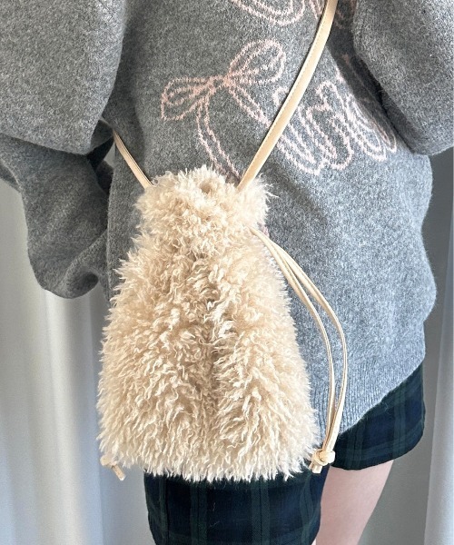 apres jour mignon(アプレジュールミニョン)の「【apresjour mignon×ARIAZ】ファーバッグ(ショルダーバッグ・レディース・アイボリー/チャコールグレー/ライトグレー・ONESIZE)」の2枚目の写真