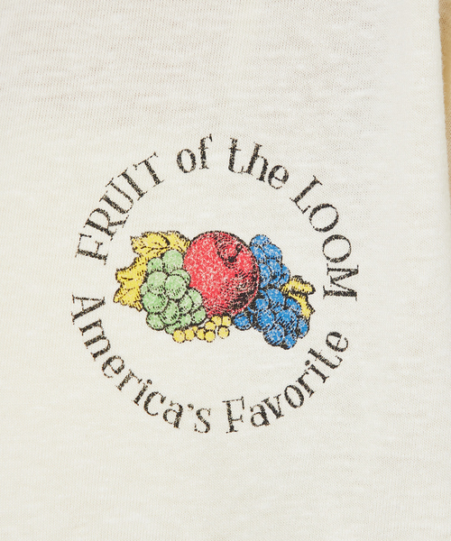 ループトウキョウ　白　トップス　フルーツオブザルーム　ブランドロゴ FRUIT OF THE LOOM（フルーツオブザルーム）の「FRUIT OF THE