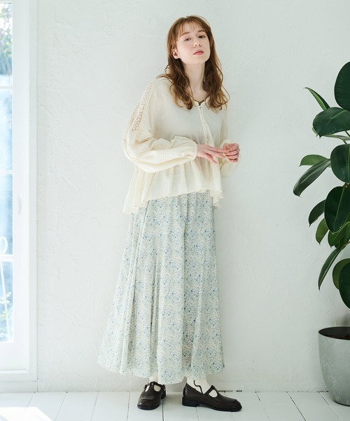 Crisp(クリスプ)の「フラワーレースボリュームブラウス(シャツ/ブラウス・レディース・チャコールグレー/グレイッシュベージュ/アイボリー・FREE)」の10枚目の写真