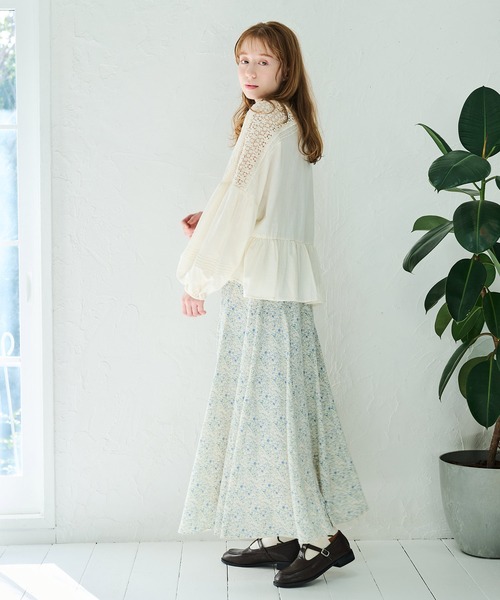 Crisp(クリスプ)の「フラワーレースボリュームブラウス(シャツ/ブラウス・レディース・チャコールグレー/グレイッシュベージュ/アイボリー・FREE)」の4枚目の写真