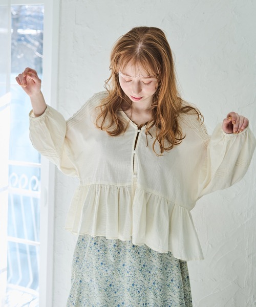 Crisp(クリスプ)の「フラワーレースボリュームブラウス(シャツ/ブラウス・レディース・チャコールグレー/グレイッシュベージュ/アイボリー・FREE)」の5枚目の写真