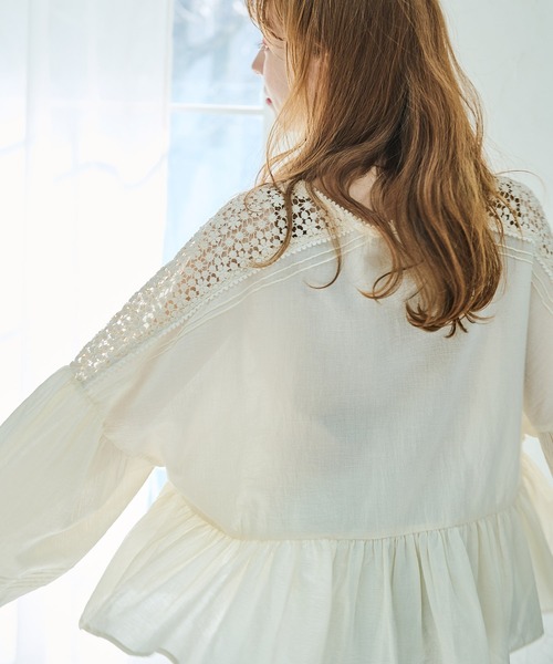 Crisp(クリスプ)の「フラワーレースボリュームブラウス(シャツ/ブラウス・レディース・チャコールグレー/グレイッシュベージュ/アイボリー・FREE)」の6枚目の写真