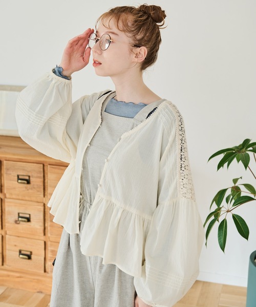 Crisp(クリスプ)の「フラワーレースボリュームブラウス(シャツ/ブラウス・レディース・チャコールグレー/グレイッシュベージュ/アイボリー・FREE)」の8枚目の写真