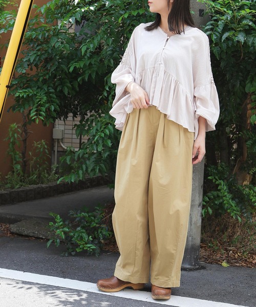 Crisp(クリスプ)の「フラワーレースボリュームブラウス(シャツ/ブラウス・レディース・チャコールグレー/グレイッシュベージュ/アイボリー・FREE)」の11枚目の写真