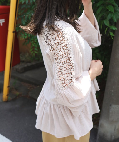 Crisp(クリスプ)の「フラワーレースボリュームブラウス(シャツ/ブラウス・レディース・チャコールグレー/グレイッシュベージュ/アイボリー・FREE)」の16枚目の写真