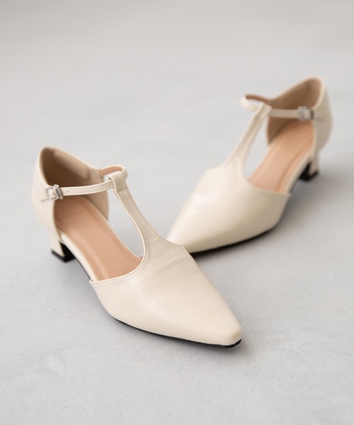 menue（メヌエ）の「【 新色追加 】Tストラップ 変形ヒール パンプス（パンプス・レディース・ブラック/アイボリー/ベージュ/シルバー・23.0cm/22.5cm/22.0cm/21.5cm/26.0cm/25.5cm/25.0cm/24.5cm/24.0cm/23.5cm）」の2枚目の写真
