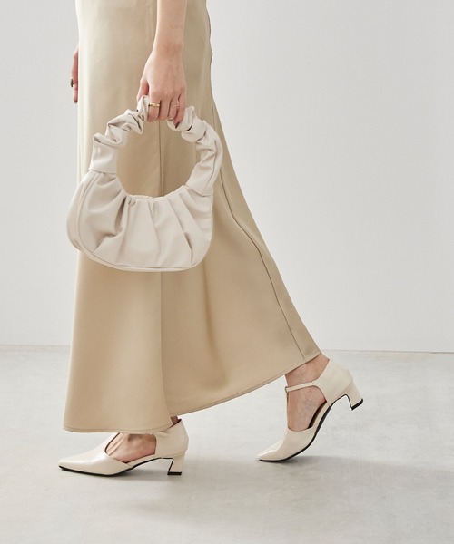 menue（メヌエ）の「【 新色追加 】Tストラップ 変形ヒール パンプス（パンプス・レディース・ブラック/アイボリー/ベージュ/シルバー・23.0cm/22.5cm/22.0cm/21.5cm/26.0cm/25.5cm/25.0cm/24.5cm/24.0cm/23.5cm）」の11枚目の写真