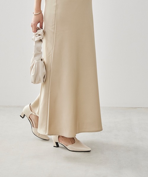 menue（メヌエ）の「【 新色追加 】Tストラップ 変形ヒール パンプス（パンプス・レディース・ブラック/アイボリー/ベージュ/シルバー・23.0cm/22.5cm/22.0cm/21.5cm/26.0cm/25.5cm/25.0cm/24.5cm/24.0cm/23.5cm）」の12枚目の写真