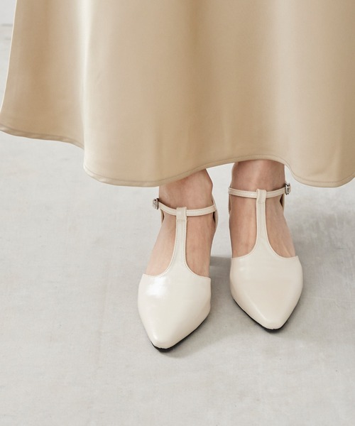 menue（メヌエ）の「【 新色追加 】Tストラップ 変形ヒール パンプス（パンプス・レディース・ブラック/アイボリー/ベージュ/シルバー・23.0cm/22.5cm/22.0cm/21.5cm/26.0cm/25.5cm/25.0cm/24.5cm/24.0cm/23.5cm）」の7枚目の写真