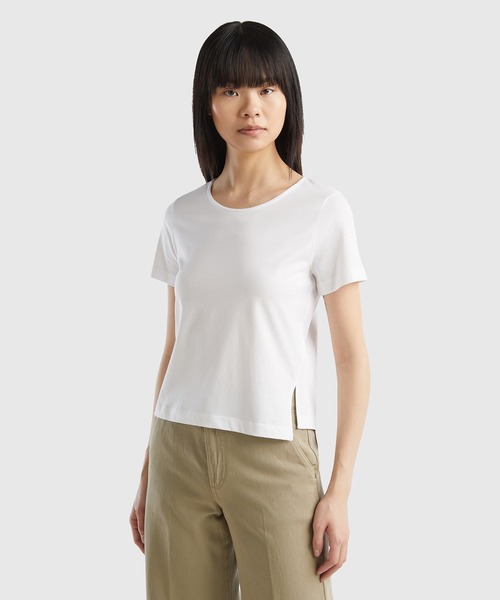 BENETTON (UNITED COLORS OF BENETTON)(ベネトンユナイテッドカラーズオブベネトン)の「クルーネックアシンメトリーサイドスリット半袖Tシャツ・カットソー(Tシャツ/カットソー・レディース・ホワイト/ネイビー/ブラック/ライトブルー・XX-SMALL/X-SMALL/SMALL/MEDIUM)」の2枚目の写真