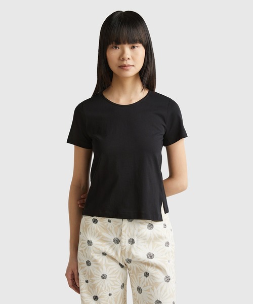 BENETTON (UNITED COLORS OF BENETTON)(ベネトンユナイテッドカラーズオブベネトン)の「クルーネックアシンメトリーサイドスリット半袖Tシャツ・カットソー(Tシャツ/カットソー・レディース・ホワイト/ネイビー/ブラック/ライトブルー・XX-SMALL/X-SMALL/SMALL/MEDIUM)」の1枚目の写真