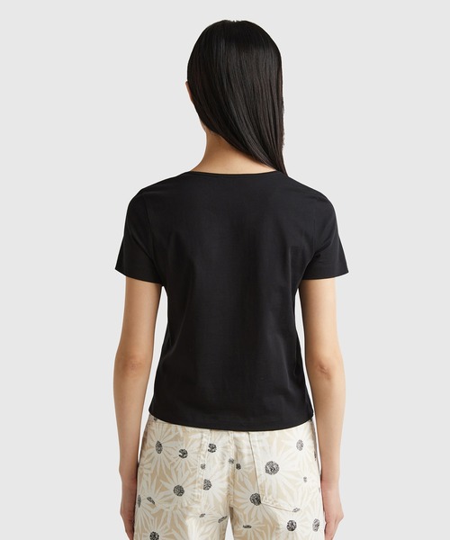 BENETTON (UNITED COLORS OF BENETTON)(ベネトンユナイテッドカラーズオブベネトン)の「クルーネックアシンメトリーサイドスリット半袖Tシャツ・カットソー(Tシャツ/カットソー・レディース・ホワイト/ネイビー/ブラック/ライトブルー・XX-SMALL/X-SMALL/SMALL/MEDIUM)」の6枚目の写真