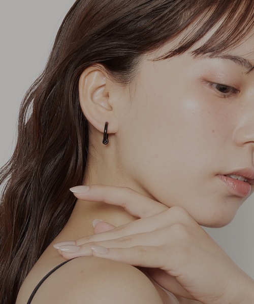 AKEL(アケル)の「【AKEL】アケル/ 5連フープピアス (2個セット) / 金属アレルギー対応(サージカルステンレス)(ピアス(両耳用)・メンズ・ブラック/ゴールド・FREE)」の2枚目の写真