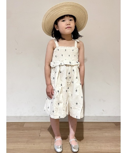 GAP（ギャップ）の「babyGap スモッキングギャザー ロンパース（つなぎ/オールインワン・キッズ・ベージュ・4 YRS/3 YRS/6-12M/18-24M/2 YRS/12-18M/5 YRS）」の2枚目の写真