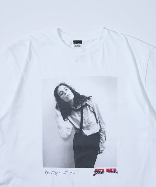 Sourcream(サワークリーム)の「【Sourcream/サワークリーム】パティ・スミス フォトTEE(Tシャツ/カットソー・レディース・ホワイト/チャコールグレー・FREE)」の6枚目の写真