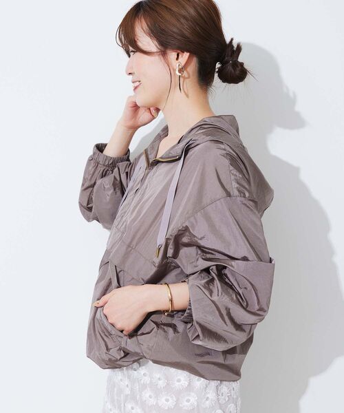 le.coeur blanc（ルクールブラン）の「シャイニーナイロンアノラックパーカー（その他アウター・レディース・ベージュ/モカ・38）」の10枚目の写真