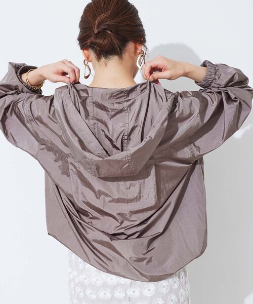 le.coeur blanc（ルクールブラン）の「シャイニーナイロンアノラックパーカー（その他アウター・レディース・ベージュ/モカ・38）」の13枚目の写真