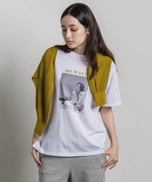 MAYSON GREY(メイソングレイ)の「フォトプリントカラーロゴTシャツ≪洗濯機で洗える≫(Tシャツ/カットソー・レディース・イエロー/グリーン/レッド・M)」の1枚目の写真