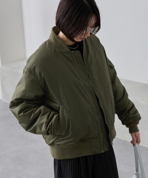 MONO-MART(モノマート)の「ショートボリューム撥水ナイロンミリタリーMA-1中綿ブルゾン(MA-1・レディース・グレー/ブラック/オリーブ/チャコール・M/L)」の12枚目の写真