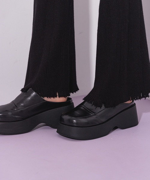 FOREVER 21（フォーエバー トゥエンティーワン）の「【2024FW】アソートクロッグサンダル（スリッポン・レディース・ホワイト/ブラック/ベージュ・MEDIUM/LARGE）」の9枚目の写真