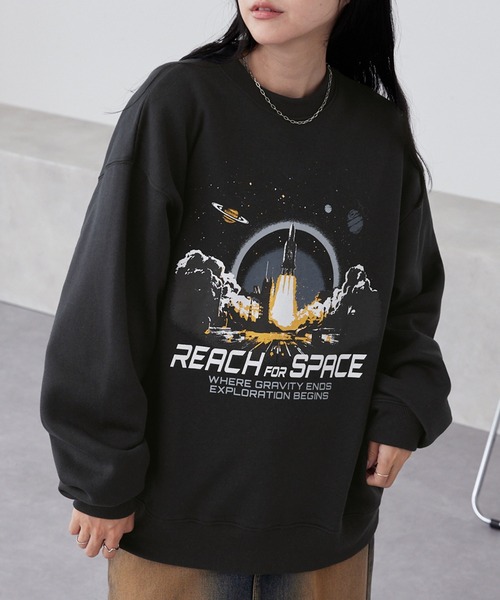 MONO-MART(モノマート)の「コズミックプリントルーズスウェット/PLANET&SPACE(スウェット・レディース・ブラック/オートミール/スミクロ/杢グレー・L/M)」の2枚目の写真