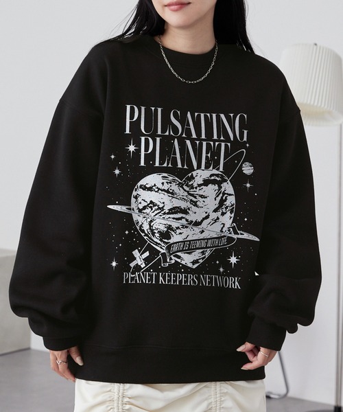 MONO-MART(モノマート)の「コズミックプリントルーズスウェット/PLANET&SPACE(スウェット・レディース・ブラック/オートミール/スミクロ/杢グレー・L/M)」の1枚目の写真