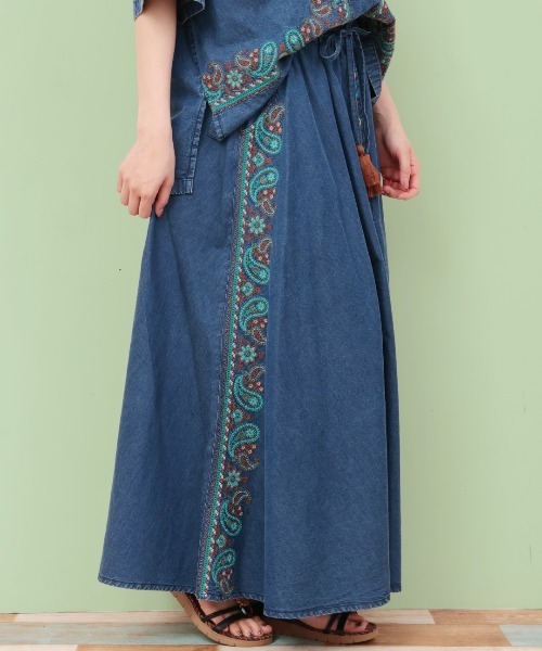 チチカカ(チチカカ)の「Rico ライトデニムペイズリー刺繍スカート(デニムスカート・レディース・ブルー/インディゴブルー・FREE)」の2枚目の写真